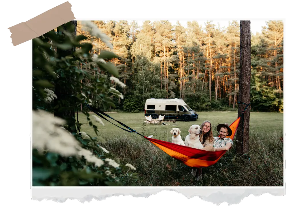 FeuerQuell Fotografie in einer Hängematte am Wald mit Van