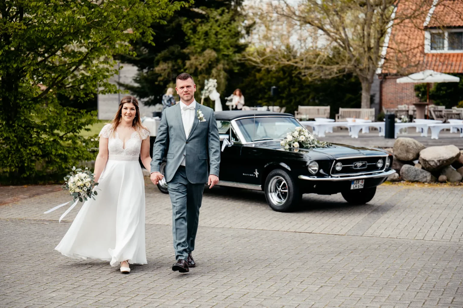 FeuerQuell Fotografie Hochzeitspaar vor einem Auto