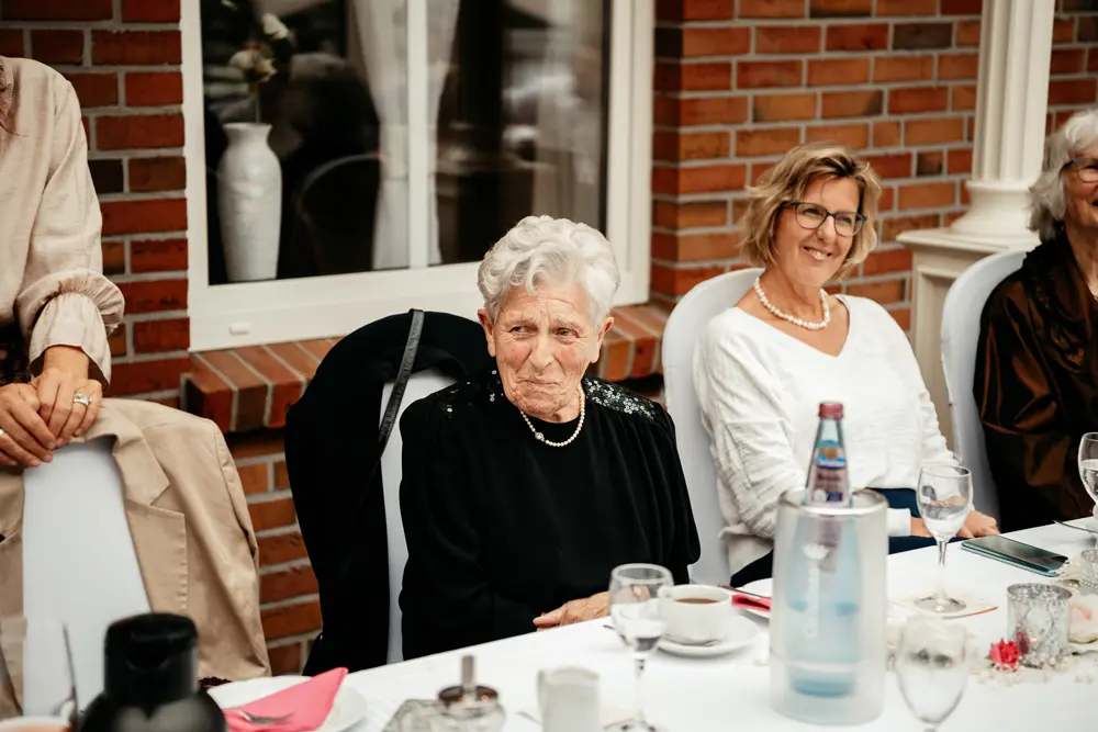 FeuerQuell Fotografie Familienfeier alte Dame weint